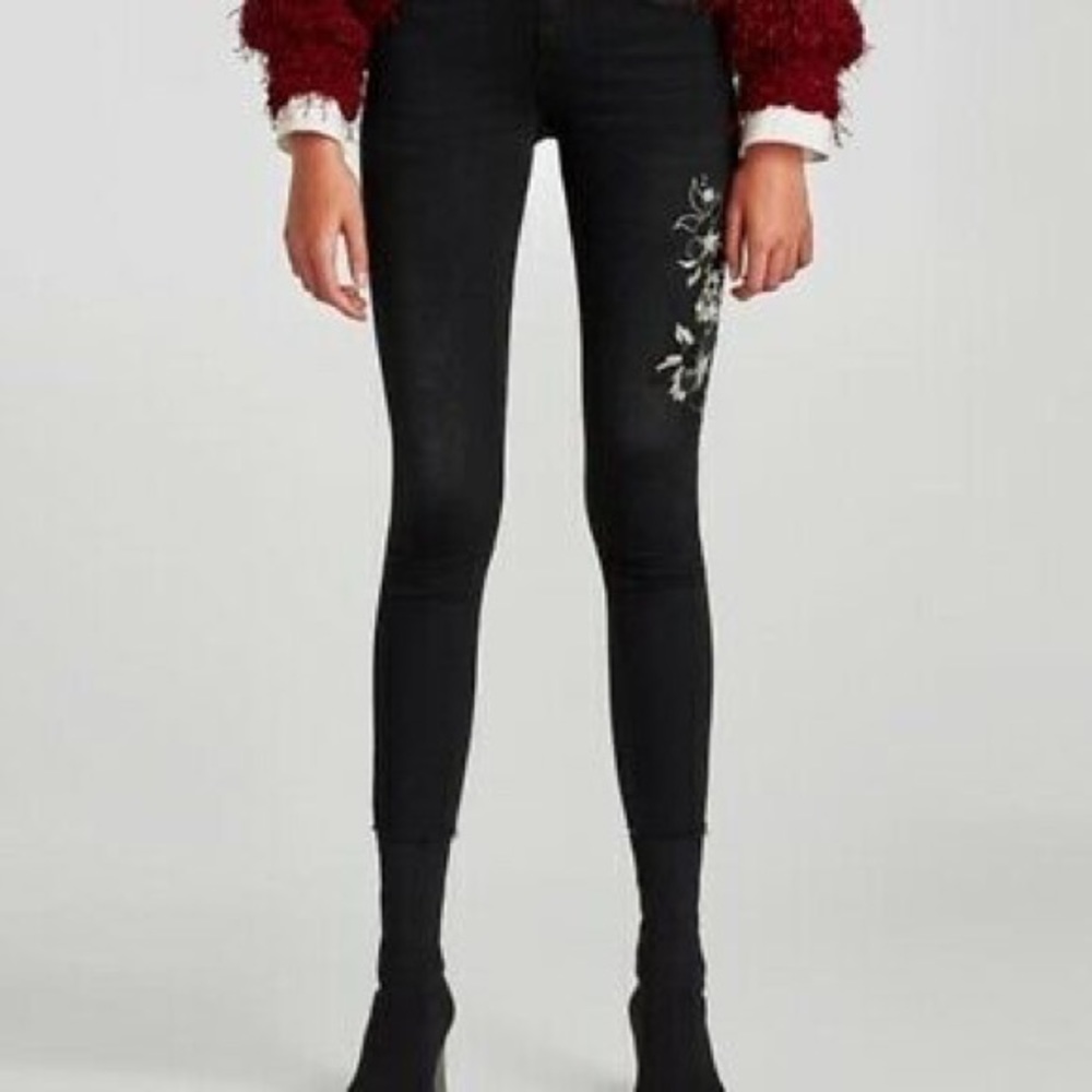ZARA | Embroidered black jeans